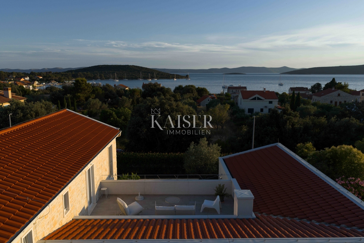 Zadar, Ugljan - Mediteranska vila v bližini gradu Califfi