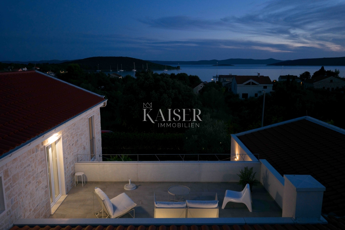 Zadar, Ugljan - Mediteranska vila v bližini gradu Califfi