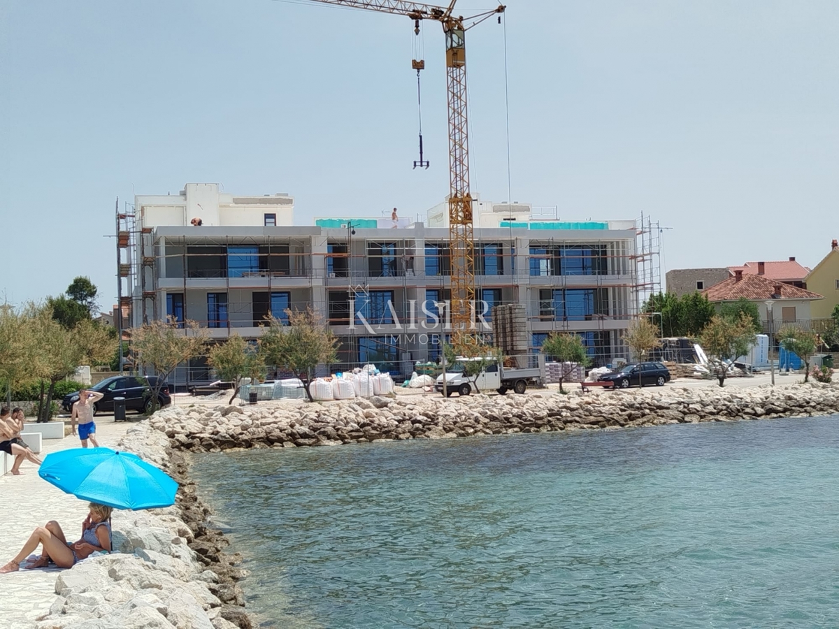 Zadar – Zaton: Pritlično stanovanje z zasebnim bazenom in vrtom, prva vrsta do morja