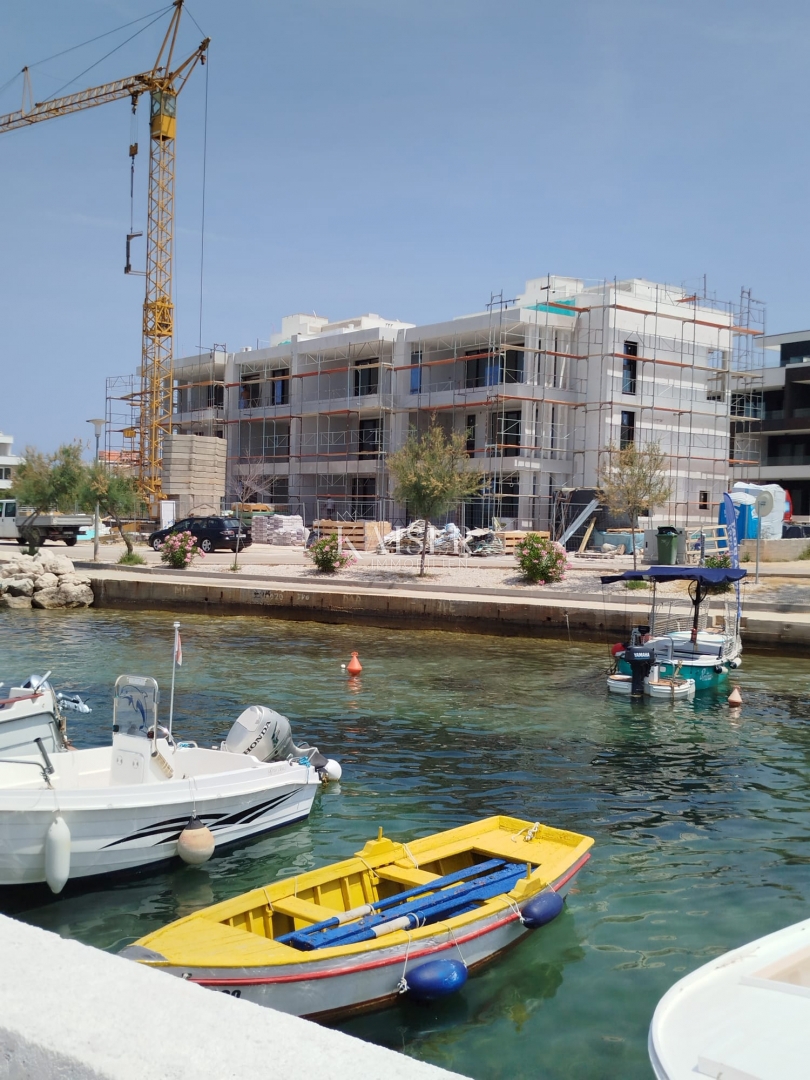 Zadar – Zaton: Pritlično stanovanje z zasebnim bazenom in vrtom, prva vrsta do morja