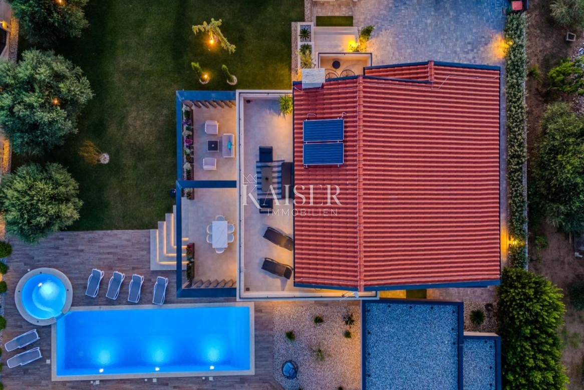Zadar, Privlaka – Moderna vila, obdana z oljkami, vinogradi in neskončnimi polji, ki se zlivajo z morskim obzorjem