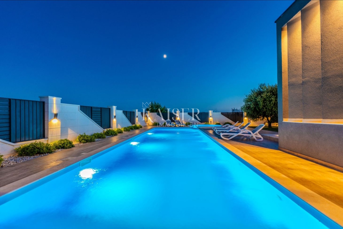 Zadar, Privlaka – Moderna vila, obdana z oljkami, vinogradi in neskončnimi polji, ki se zlivajo z morskim obzorjem