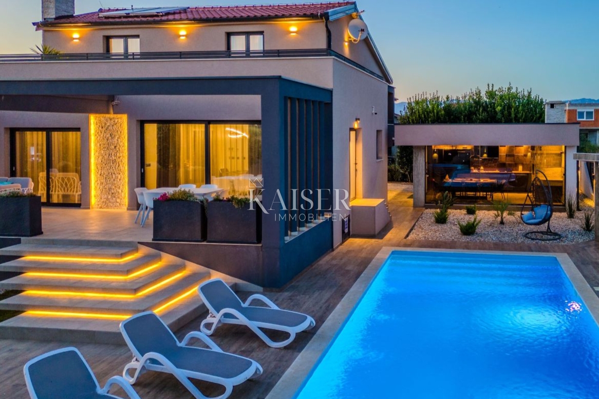 Zadar, Privlaka – Moderna vila, obdana z oljkami, vinogradi in neskončnimi polji, ki se zlivajo z morskim obzorjem
