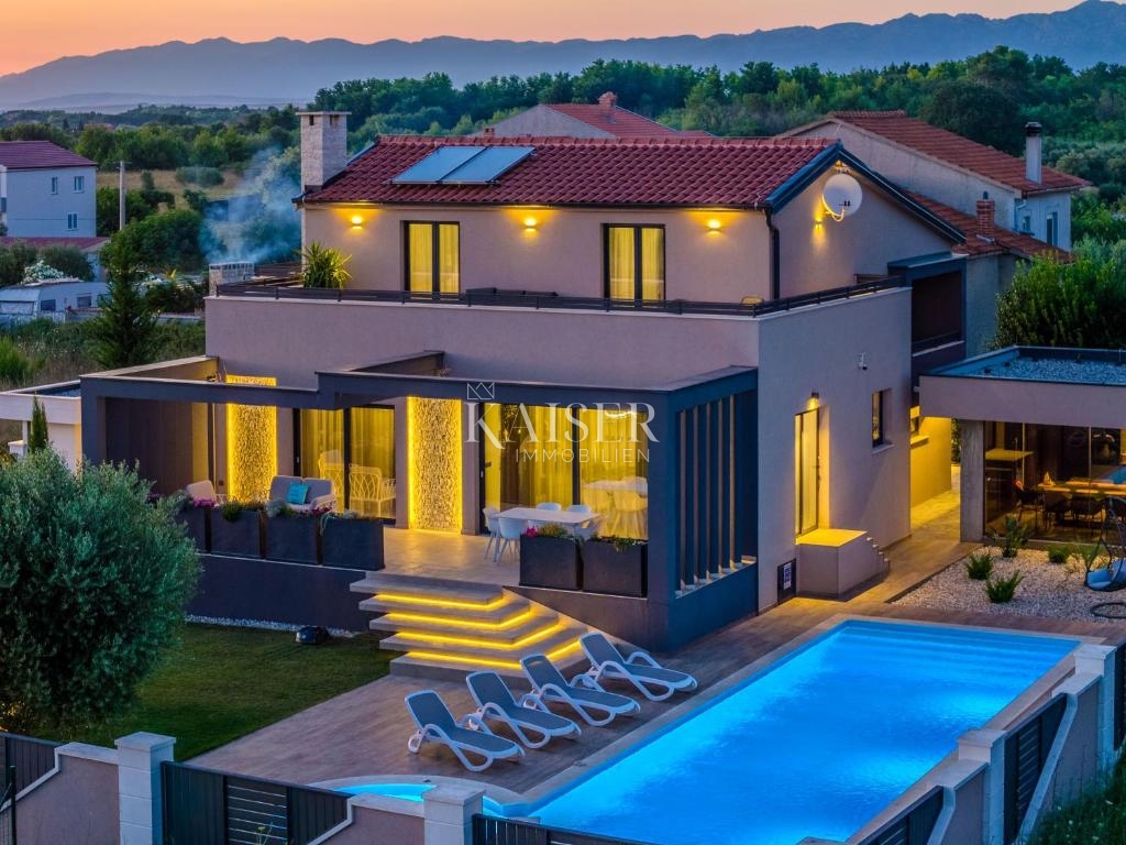 Zadar, Privlaka – Moderna vila, obdana z oljkami, vinogradi in neskončnimi polji, ki se zlivajo z morskim obzorjem