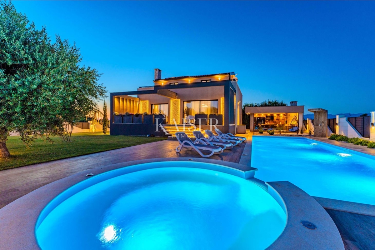 Zadar, Privlaka – Moderna vila, obdana z oljkami, vinogradi in neskončnimi polji, ki se zlivajo z morskim obzorjem