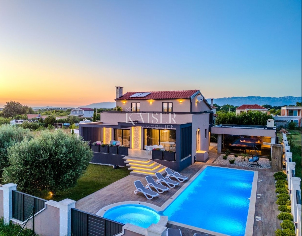 Zadar, Privlaka – Moderna vila, obdana z oljkami, vinogradi in neskončnimi polji, ki se zlivajo z morskim obzorjem