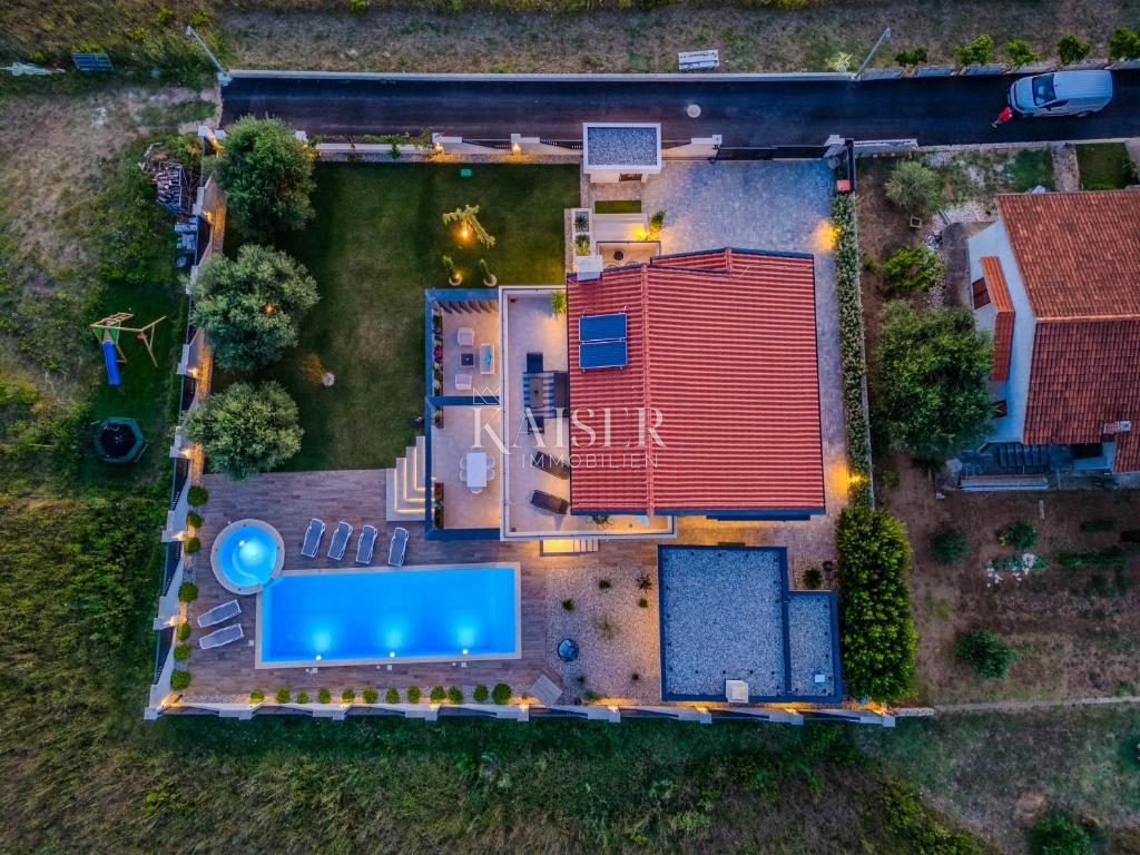 Zadar, Privlaka – Moderna vila, obdana z oljkami, vinogradi in neskončnimi polji, ki se zlivajo z morskim obzorjem