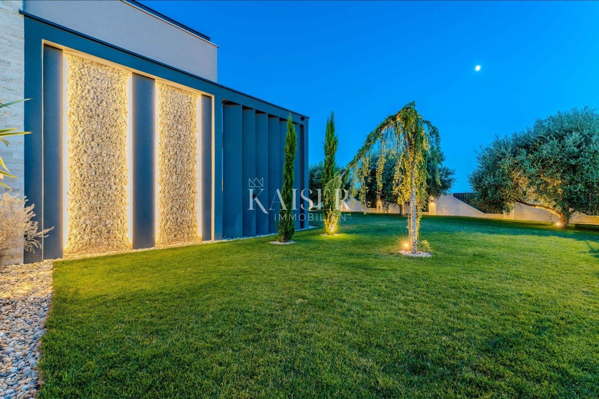 Zadar, Privlaka – Moderna vila, obdana z oljkami, vinogradi in neskončnimi polji, ki se zlivajo z morskim obzorjem