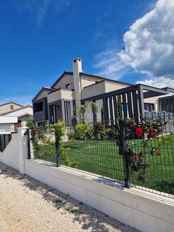 Zadar, Privlaka – Moderna vila, obdana z oljkami, vinogradi in neskončnimi polji, ki se zlivajo z morskim obzorjem