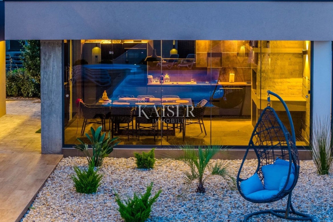 Zadar, Privlaka – Moderna vila, obdana z oljkami, vinogradi in neskončnimi polji, ki se zlivajo z morskim obzorjem