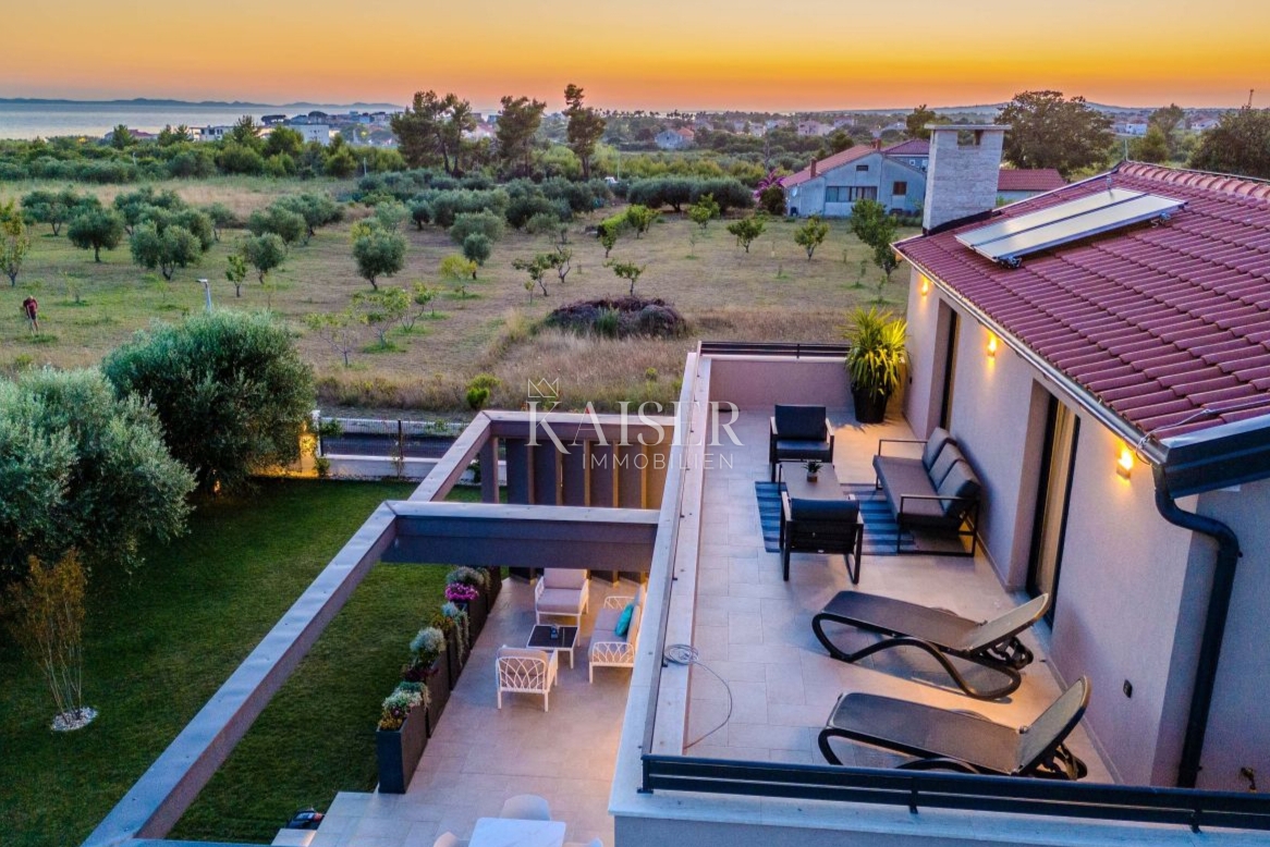 Zadar, Privlaka – Moderna vila, obdana z oljkami, vinogradi in neskončnimi polji, ki se zlivajo z morskim obzorjem