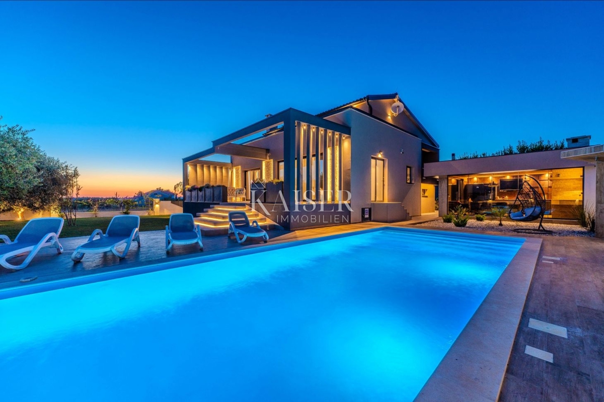 Zadar, Privlaka – Moderna vila, obdana z oljkami, vinogradi in neskončnimi polji, ki se zlivajo z morskim obzorjem