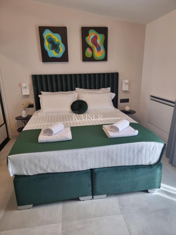 Zadar, Privlaka – Moderna vila, obdana z oljkami, vinogradi in neskončnimi polji, ki se zlivajo z morskim obzorjem