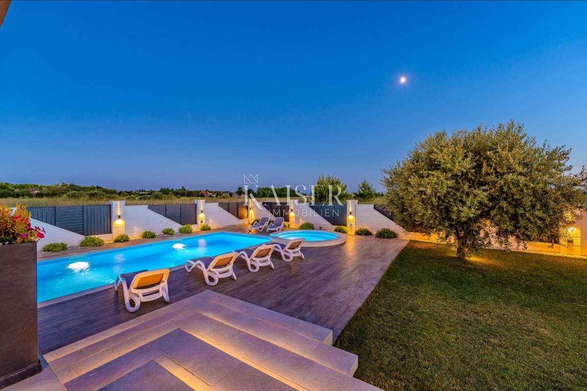 Zadar, Privlaka – Moderna vila, obdana z oljkami, vinogradi in neskončnimi polji, ki se zlivajo z morskim obzorjem