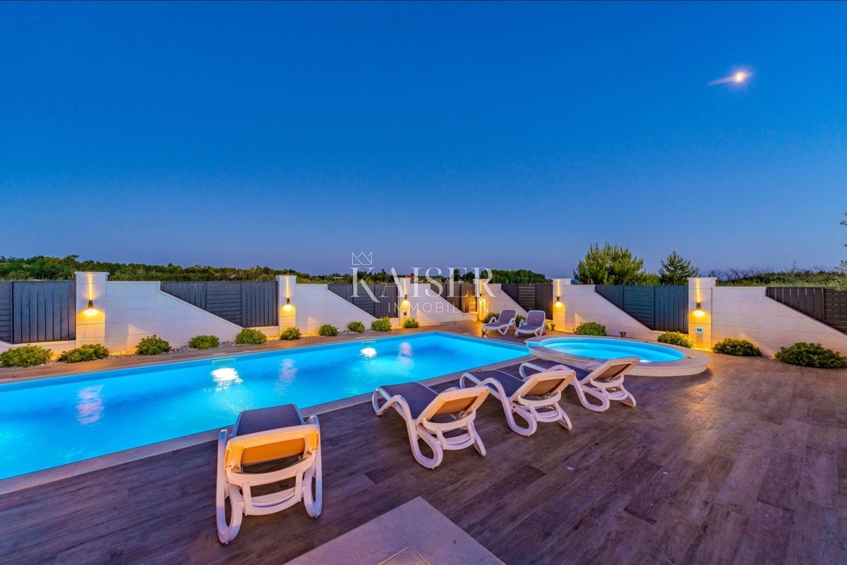 Zadar, Privlaka – Moderna vila, obdana z oljkami, vinogradi in neskončnimi polji, ki se zlivajo z morskim obzorjem