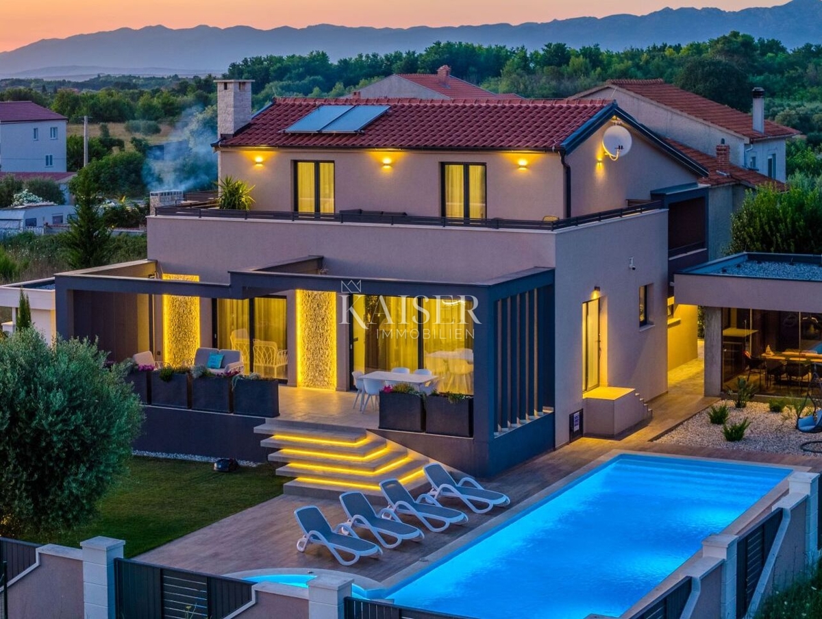Zadar, Privlaka – Moderna vila, obdana z oljkami, vinogradi in neskončnimi polji, ki se zlivajo z morskim obzorjem
