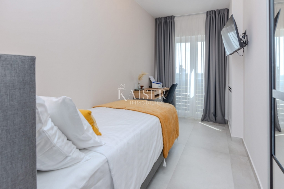 Zadar, Privlaka – Moderna vila, obdana z oljkami, vinogradi in neskončnimi polji, ki se zlivajo z morskim obzorjem