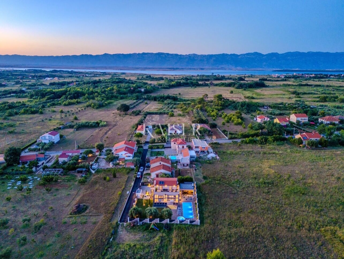 Zadar, Privlaka – Moderna vila, obdana z oljkami, vinogradi in neskončnimi polji, ki se zlivajo z morskim obzorjem