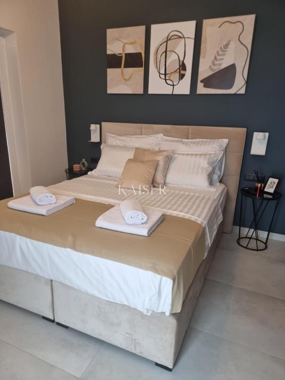 Zadar, Privlaka – Moderna vila, obdana z oljkami, vinogradi in neskončnimi polji, ki se zlivajo z morskim obzorjem
