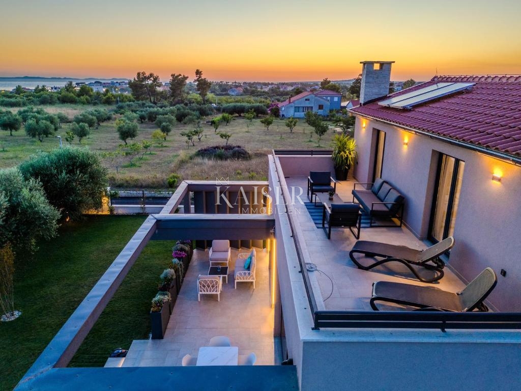 Zadar, Privlaka – Moderna vila, obdana z oljkami, vinogradi in neskončnimi polji, ki se zlivajo z morskim obzorjem