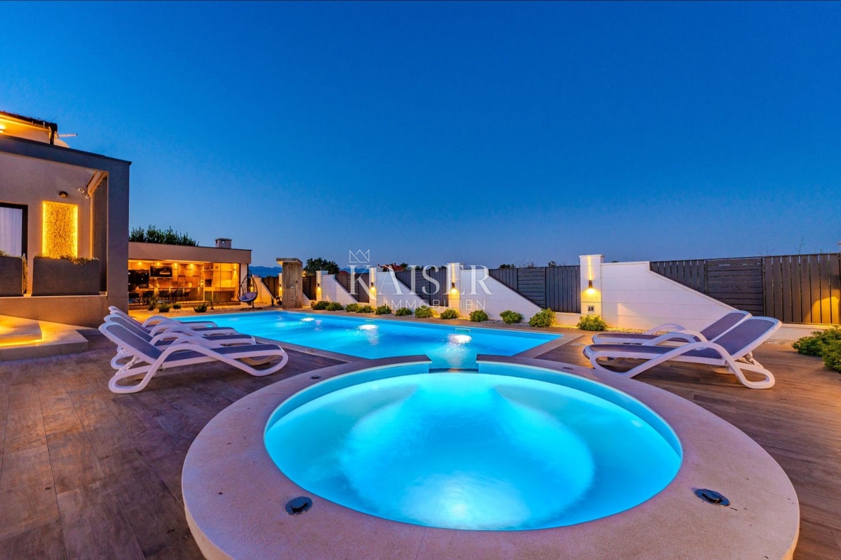 Zadar, Privlaka – Moderna vila, obdana z oljkami, vinogradi in neskončnimi polji, ki se zlivajo z morskim obzorjem