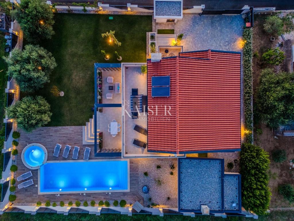Zadar, Privlaka – Moderna vila, obdana z oljkami, vinogradi in neskončnimi polji, ki se zlivajo z morskim obzorjem