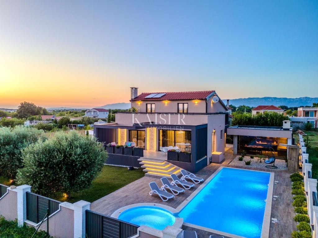 Zadar, Privlaka – Moderna vila, obdana z oljkami, vinogradi in neskončnimi polji, ki se zlivajo z morskim obzorjem