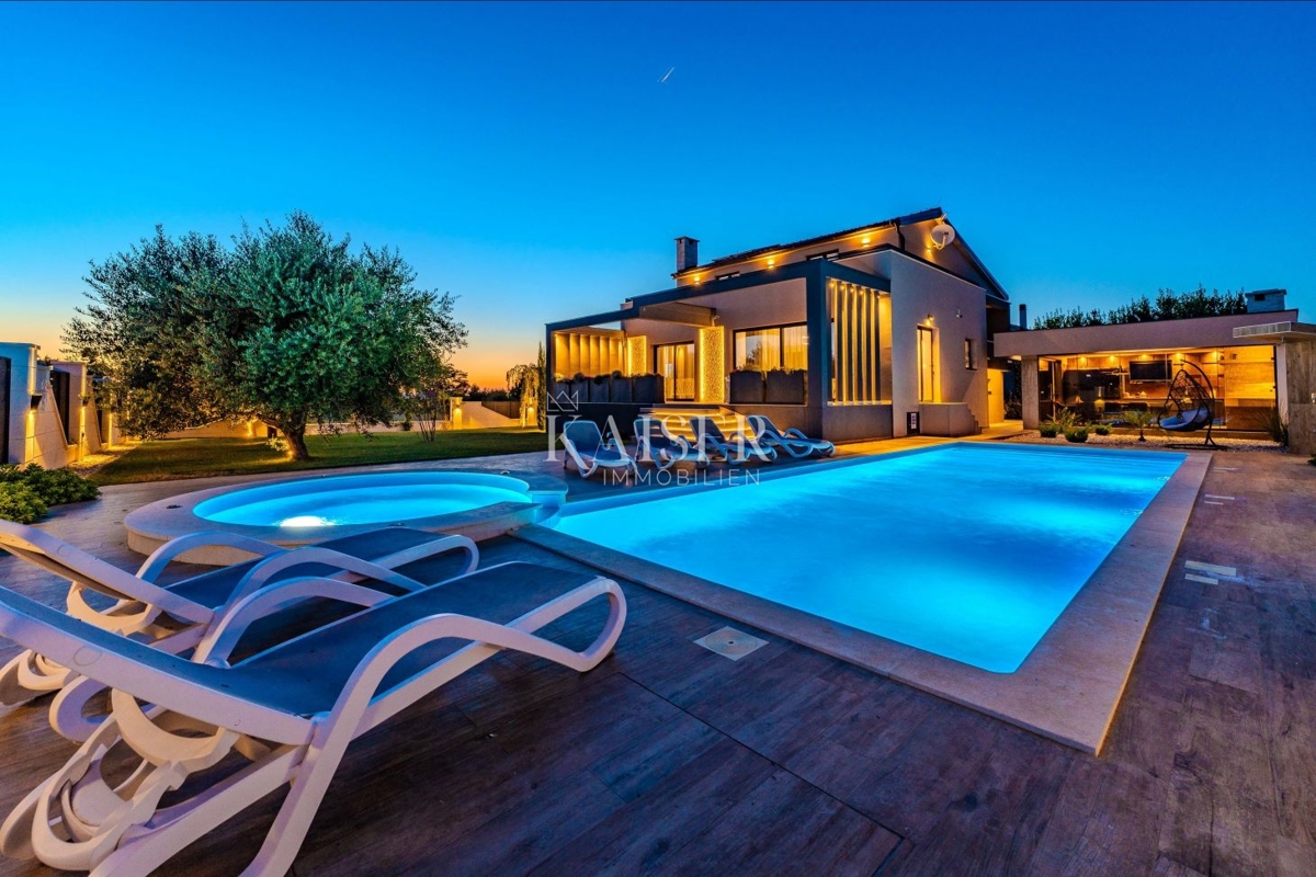 Zadar, Privlaka – Moderna vila, obdana z oljkami, vinogradi in neskončnimi polji, ki se zlivajo z morskim obzorjem