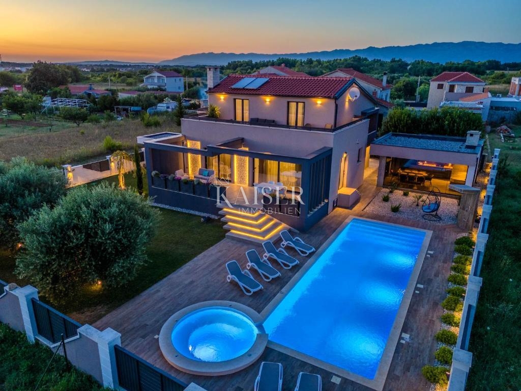 Zadar, Privlaka – Moderna vila, obdana z oljkami, vinogradi in neskončnimi polji, ki se zlivajo z morskim obzorjem