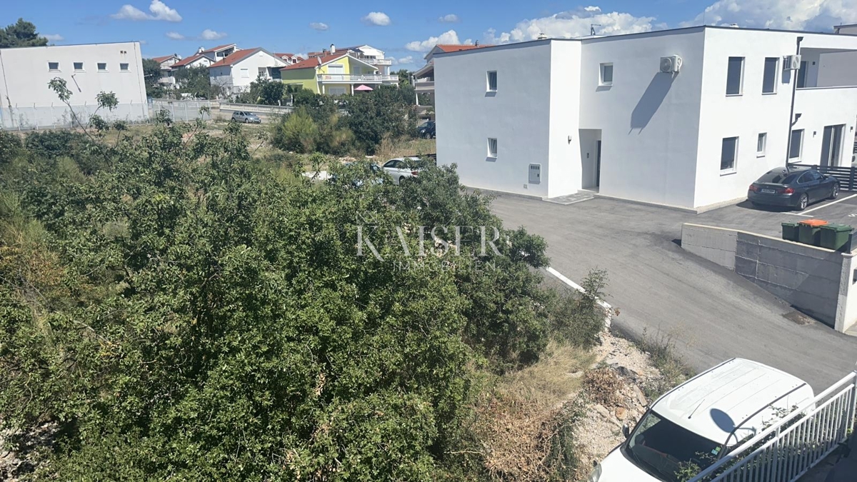 ŠIBENIK, Vodice - Hiša - Trisobno stanovanje + 4 apartmaji na mirni lokaciji