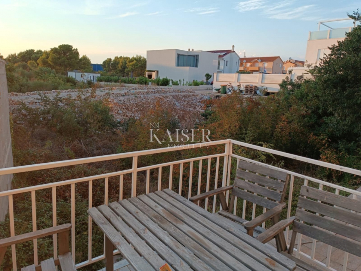 ŠIBENIK, Vodice - Hiša - Trisobno stanovanje + 4 apartmaji na mirni lokaciji