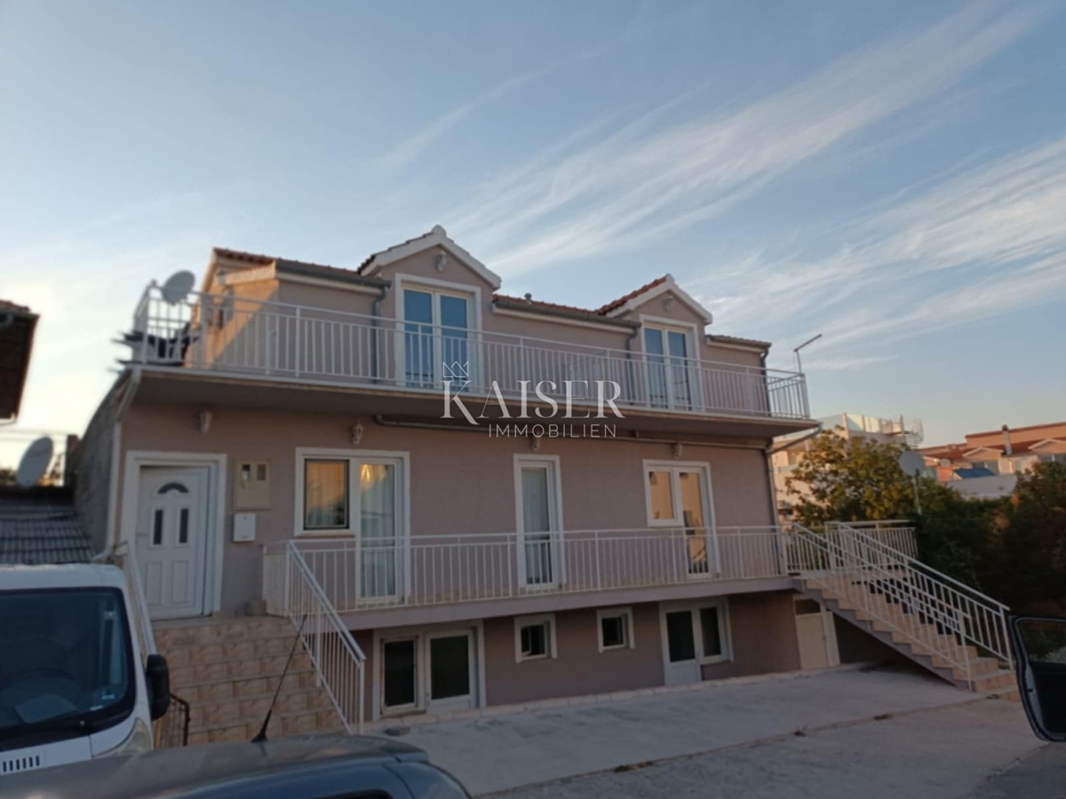 ŠIBENIK, Vodice - Hiša - Trisobno stanovanje + 4 apartmaji na mirni lokaciji