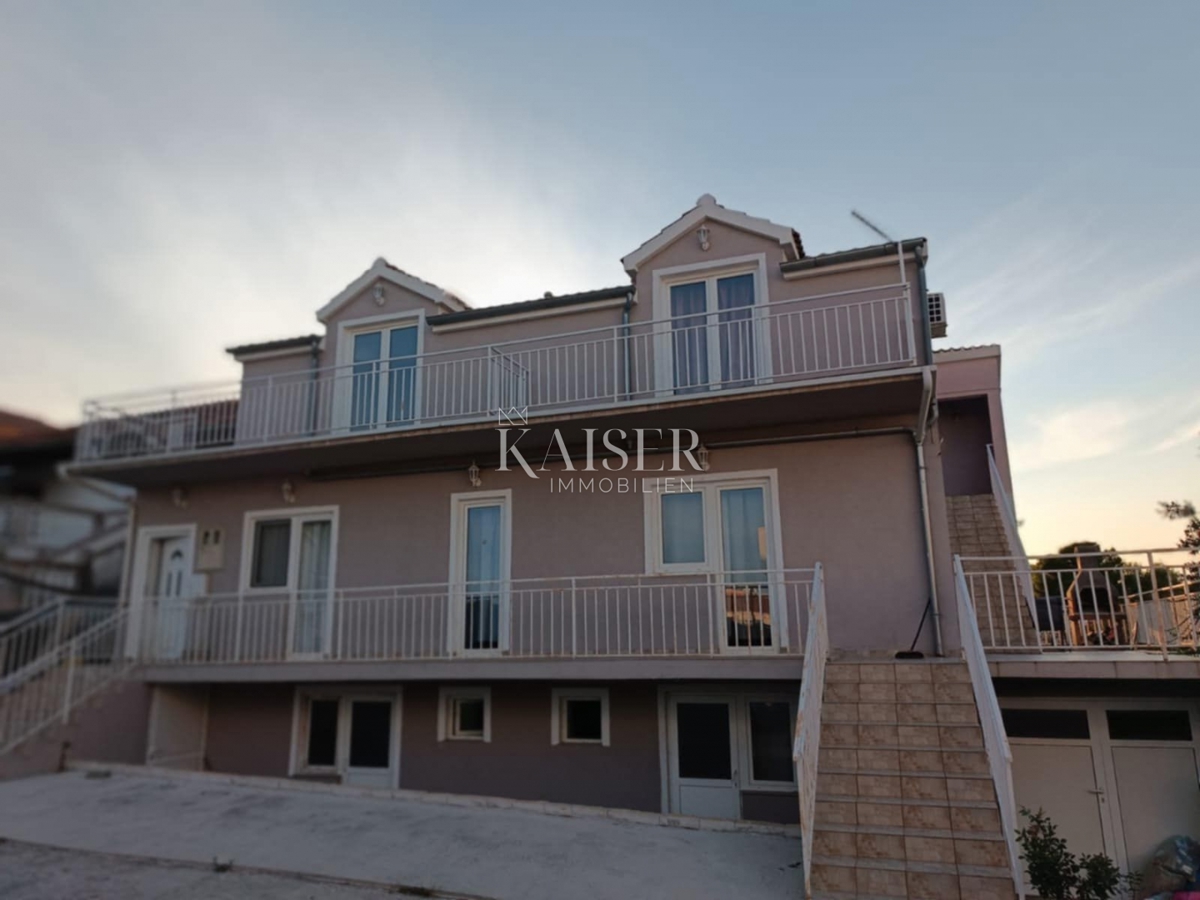 ŠIBENIK, Vodice - Hiša - Trisobno stanovanje + 4 apartmaji na mirni lokaciji