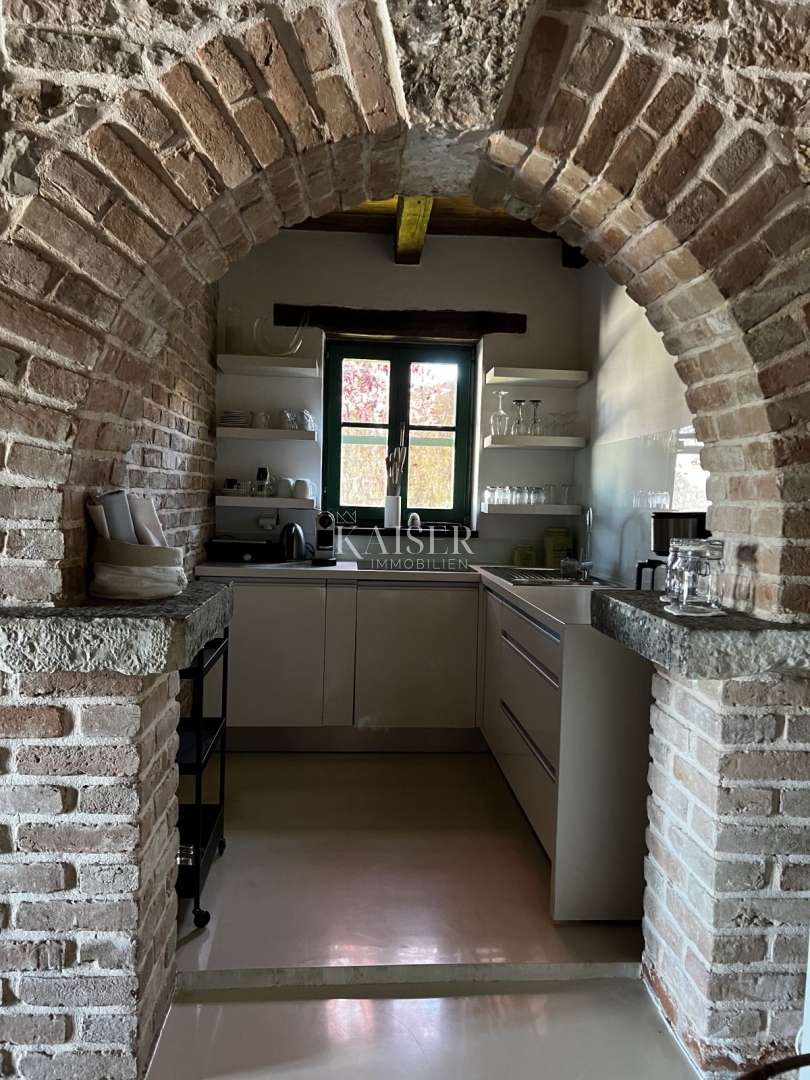 Istra, Tinjan - kamnita vila z bazenom