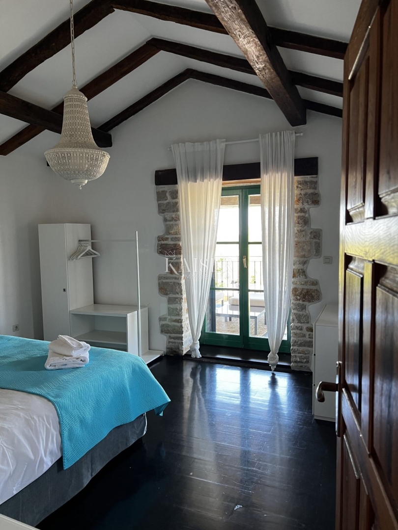 Istra, Tinjan - kamnita vila z bazenom