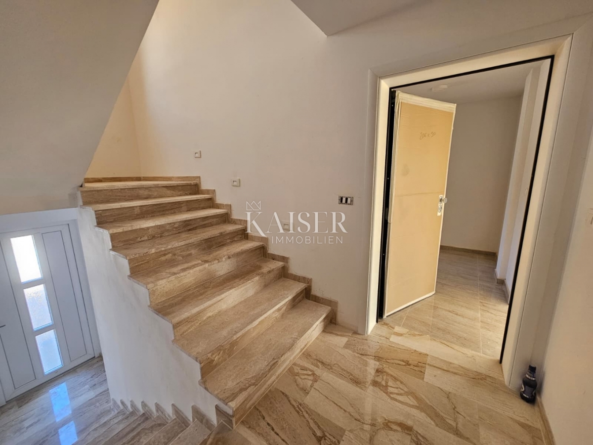 Otok Krk, Njivice - apartma 80m2, 2 spalnici + dnevna soba, pogled na morje