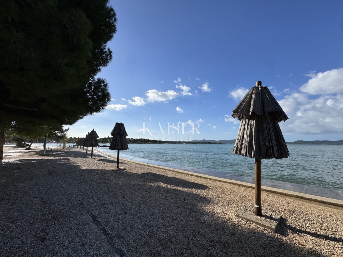 Luksuzno opremljeno 3-sobno stanovanje S2 z velikim zasebnim vrtom velikosti 160 m² - 70 m od morja