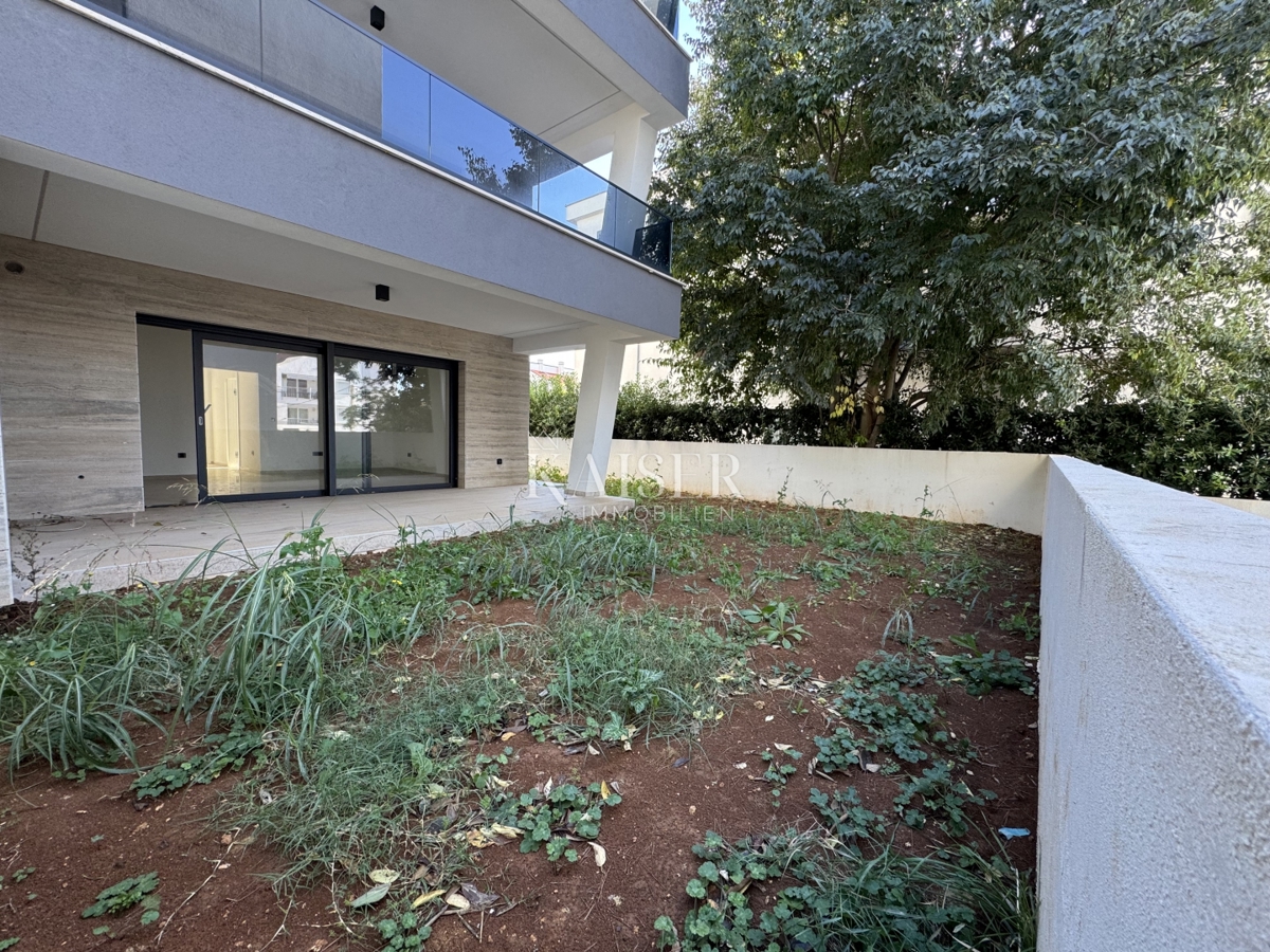 Luksuzno opremljeno 3-sobno stanovanje S2 z velikim zasebnim vrtom velikosti 160 m² - 70 m od morja