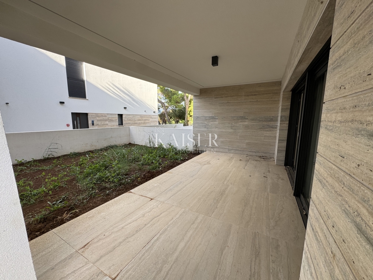 Luksuzno opremljeno 3-sobno stanovanje S2 z velikim zasebnim vrtom velikosti 160 m² - 70 m od morja