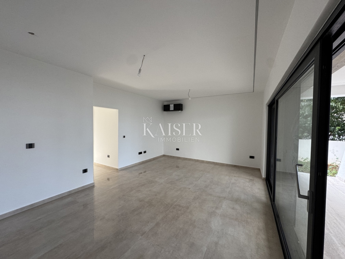 Luksuzno opremljeno 3-sobno stanovanje S2 z velikim zasebnim vrtom velikosti 160 m² - 70 m od morja