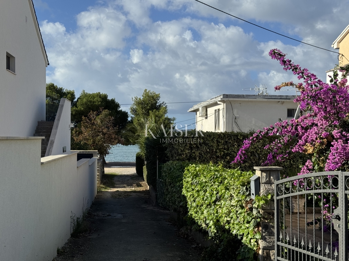 Luksuzno opremljeno 3-sobno stanovanje S2 z velikim zasebnim vrtom velikosti 160 m² - 70 m od morja