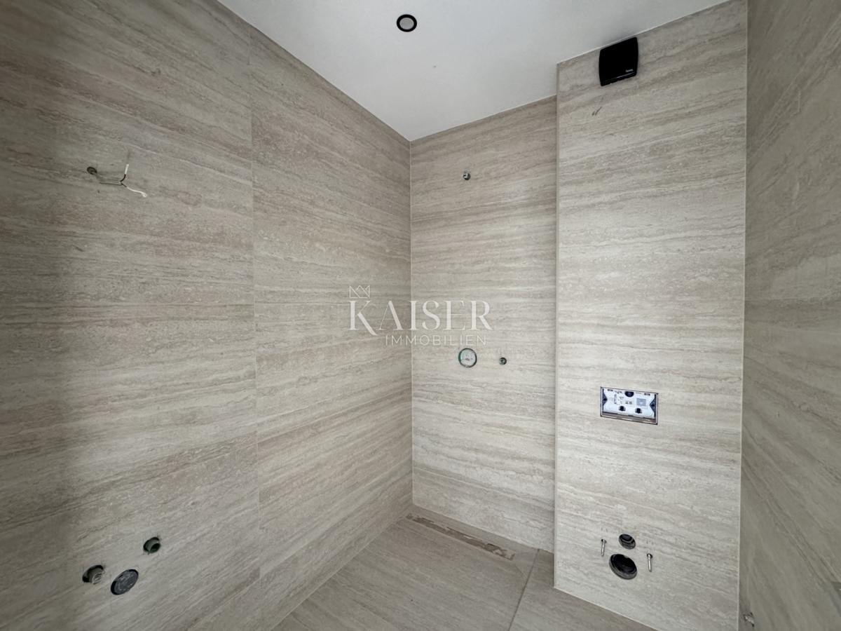 Luksuzno opremljeno 3-sobno stanovanje S2 z velikim zasebnim vrtom velikosti 160 m² - 70 m od morja