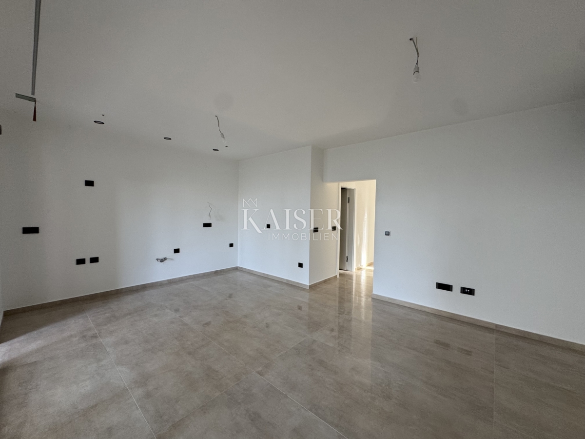 Luksuzno opremljeno 3-sobno stanovanje S2 z velikim zasebnim vrtom velikosti 160 m² - 70 m od morja