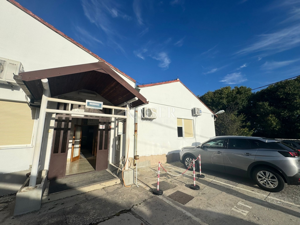 Kostrena, Urinj, Poslovna stavba