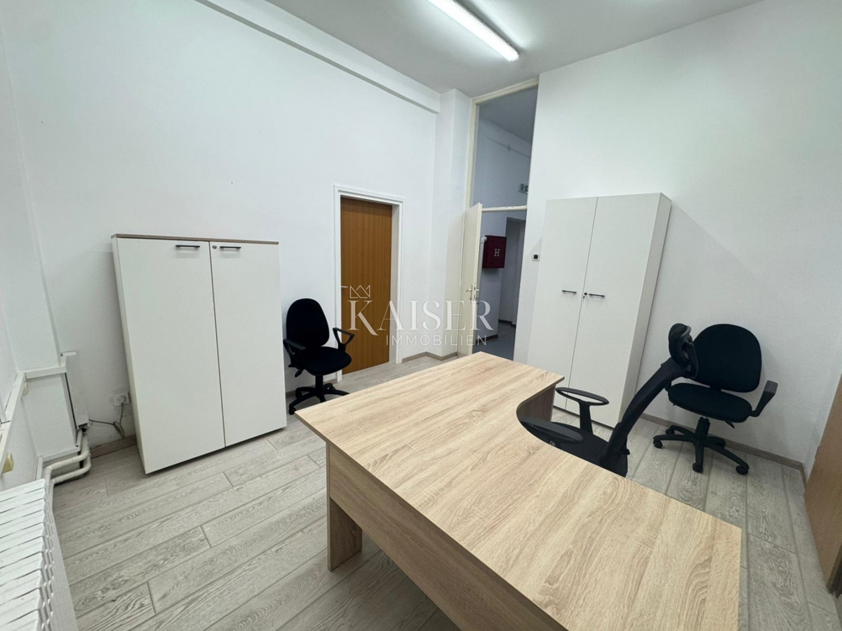 Kostrena, Urinj, Poslovna stavba