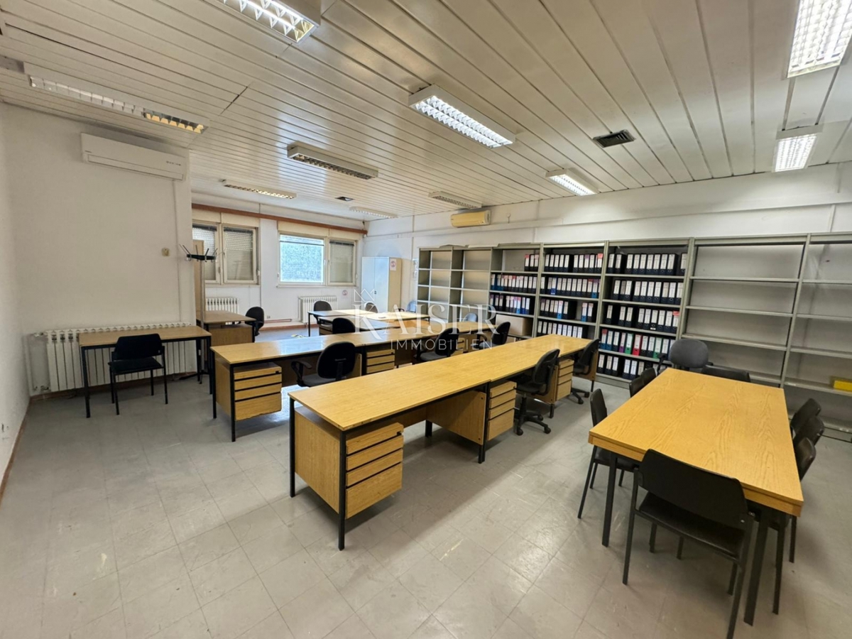 Kostrena, Urinj, Poslovna stavba