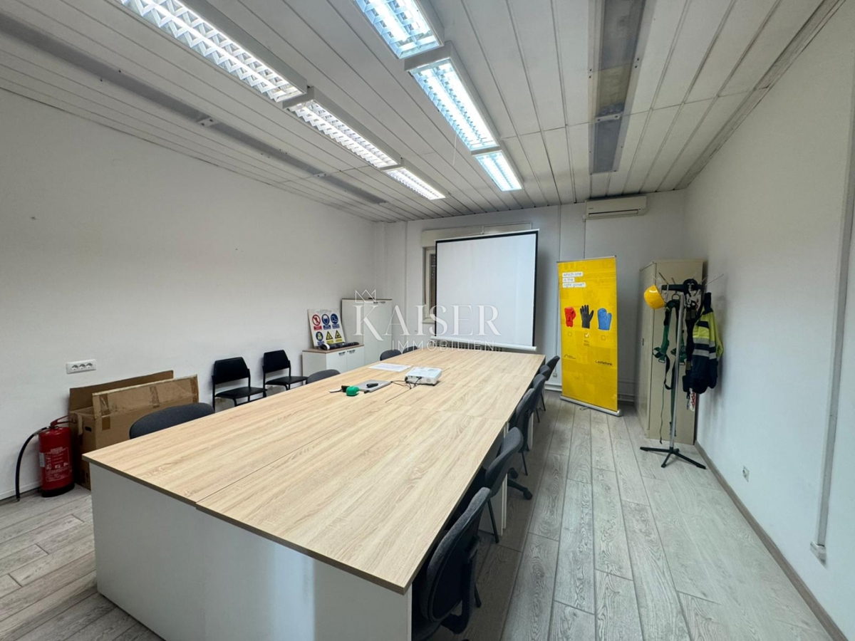 Kostrena, Urinj, Poslovna stavba