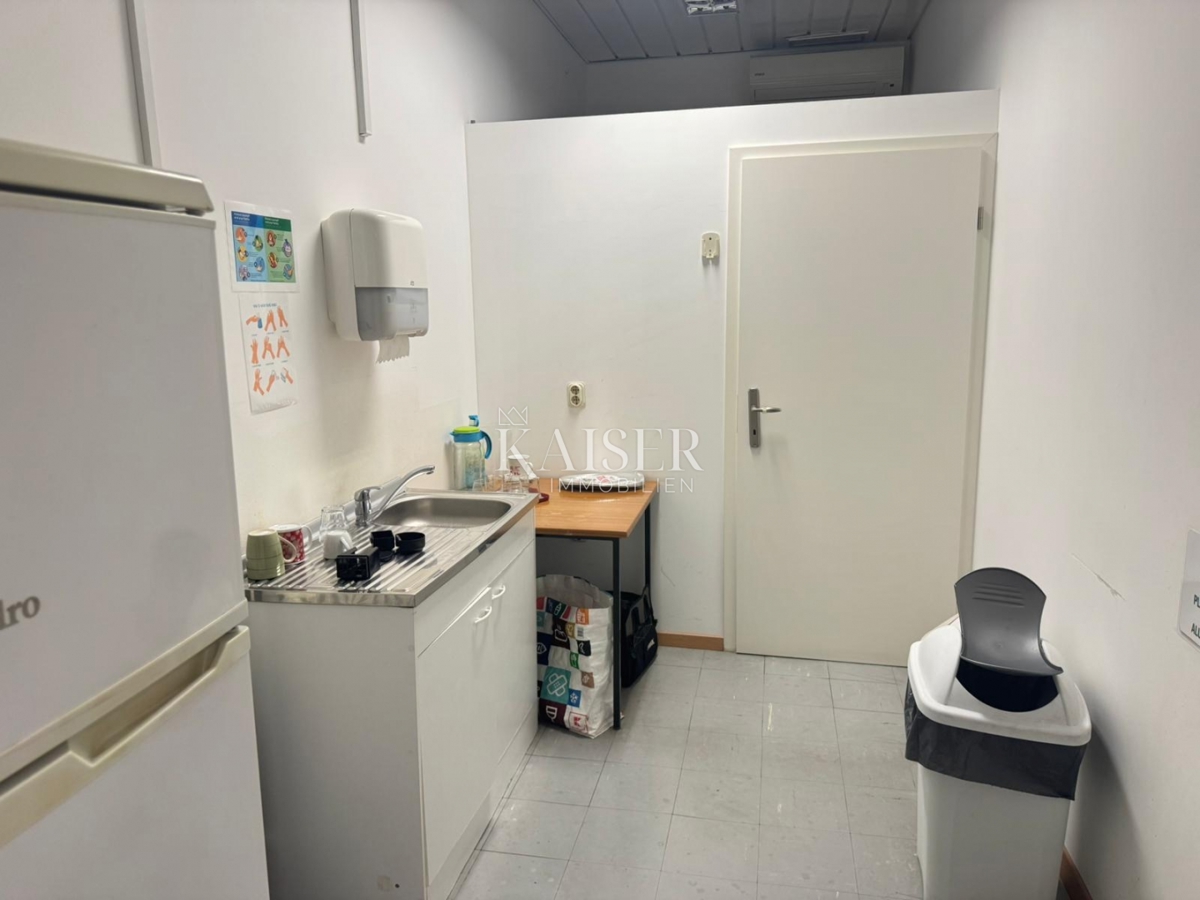 Kostrena, Urinj, Poslovna stavba