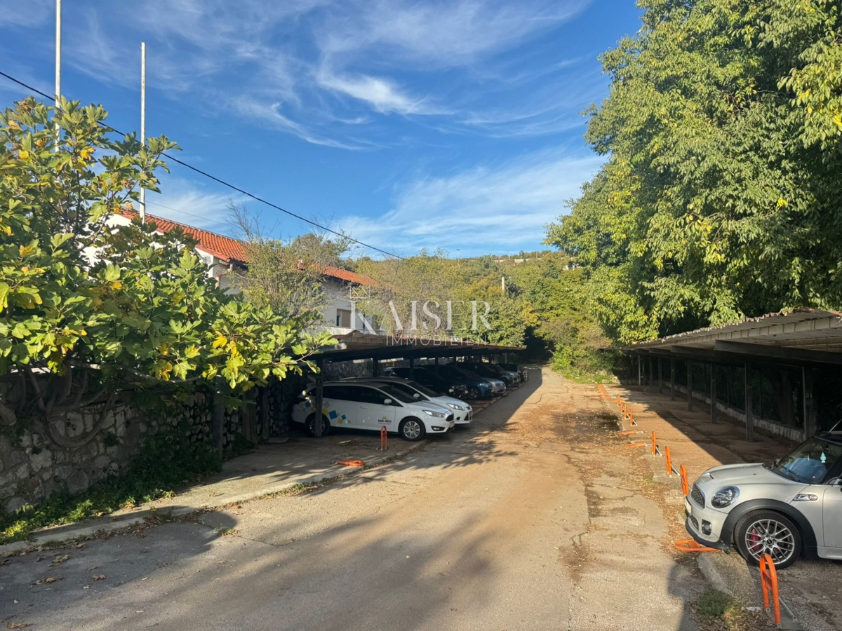 Kostrena, Urinj, Poslovna stavba