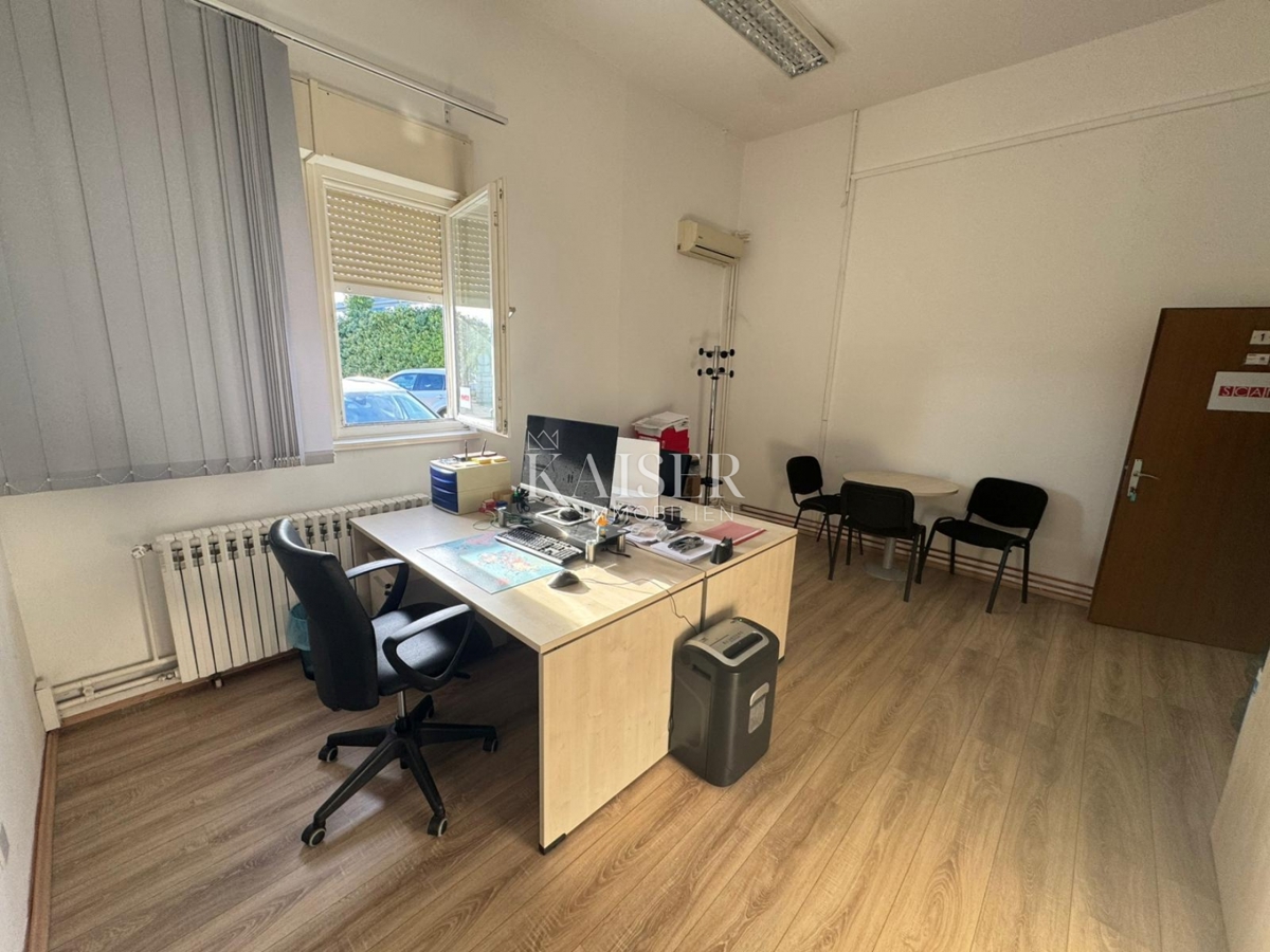 Kostrena, Urinj, Poslovna stavba